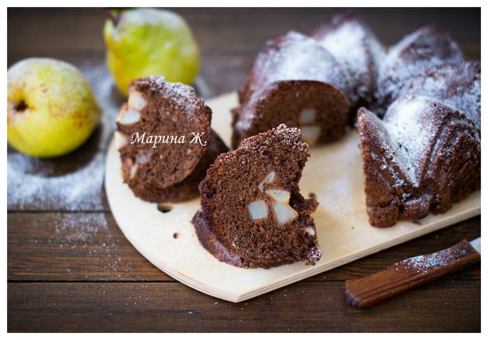 Шоколадная шарлотка с грушей и корицей