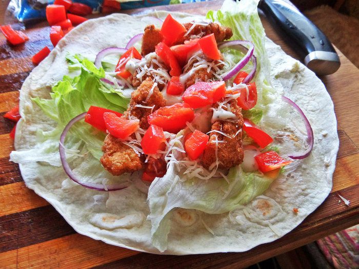 Закуска с курицей и сыром в тортилье