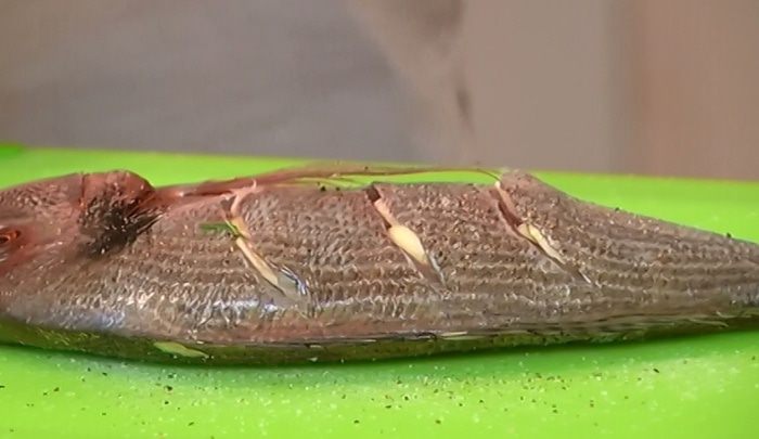 Дорада, запеченная с овощами и розмарином 