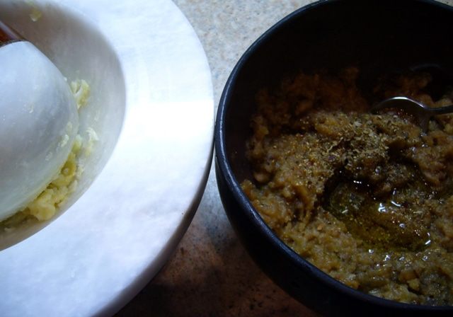 Пицца с томатным соусом и баклажанами