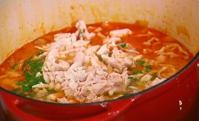 Овощной суп с курицей и яичной лапшой