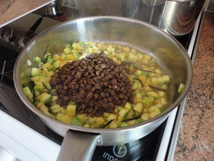 Чечевица в морковном соке с кабачками