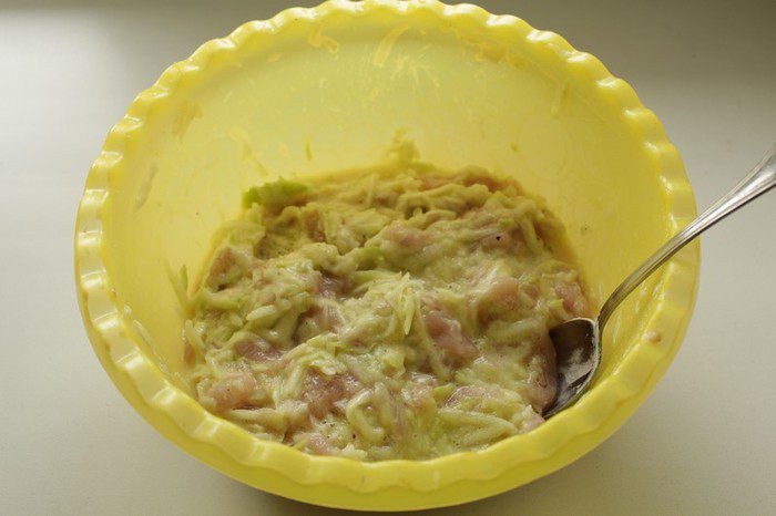 Оладьи с кабачком и курицей