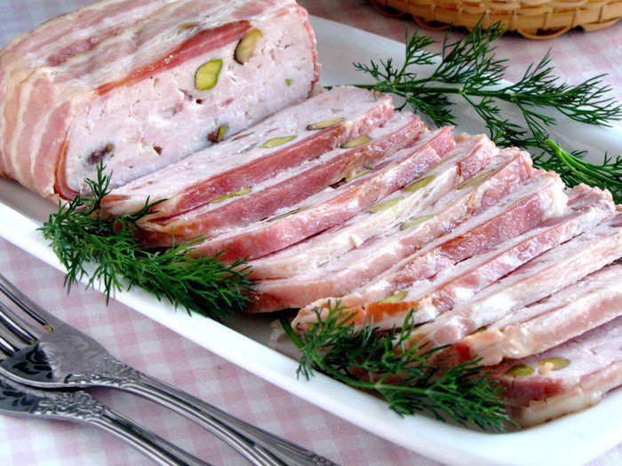 Куриный террин с ветчиной и фисташками