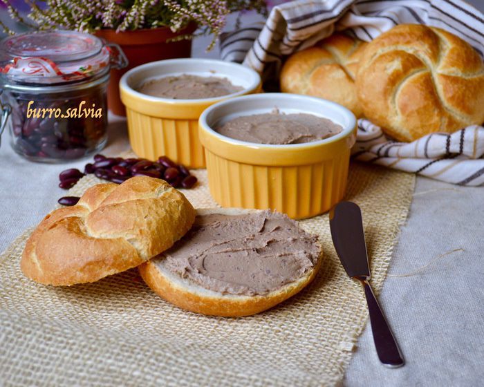 Печеночный паштет с фасолью