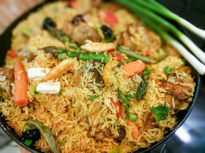 Паэлья с курицей и морепродуктами 