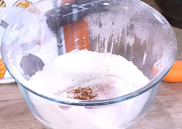 Медовый пирог с морковью, бананом и орехами 