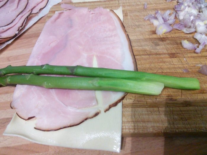 Каннеллони со спаржей под соусом бешамель 
