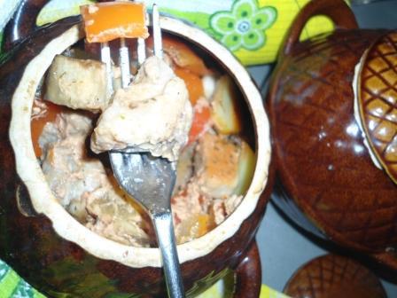 Мясо в соусе с овощами, томленое в горшочках