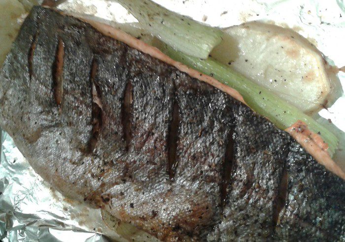 Форель на &amp;quot;подушке&amp;quot; из овощей с ореховым соусом