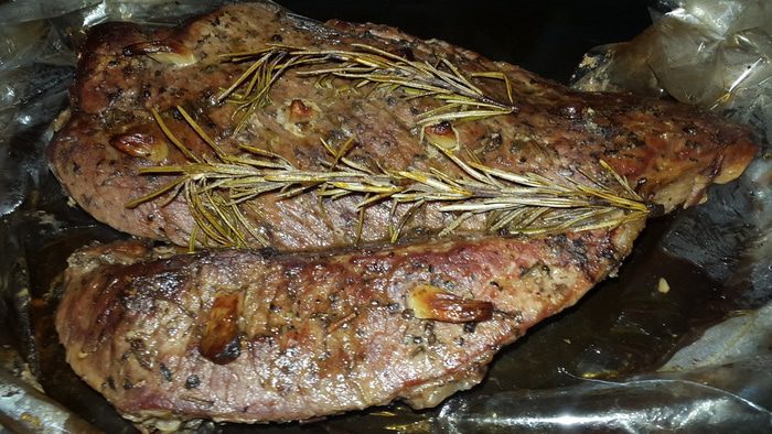 Телятина с розмарином и чесноком, запеченная в рукаве