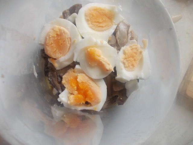 Слоеный салат с курицей и чипсами в пикантной заправке