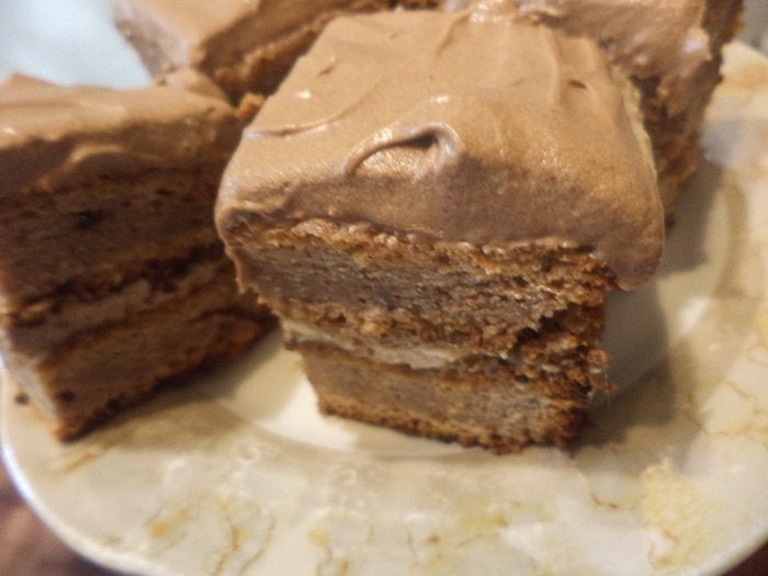 Пряный медовик с ореховой начинкой и масляным кремом