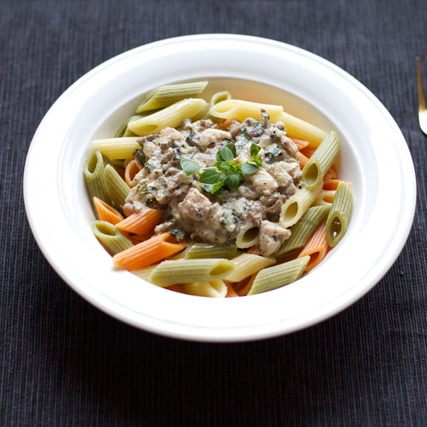 Пенне с курицей в сливочно-грибном соусе