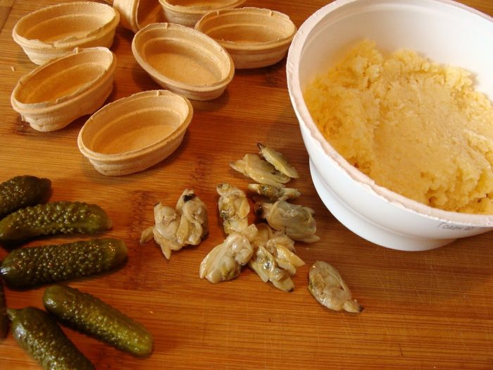 Тарталетки с сыром и копчеными ракушками
