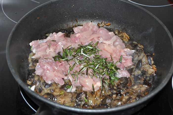 Пирожки с начинкой, тушенной в пиве и сыром