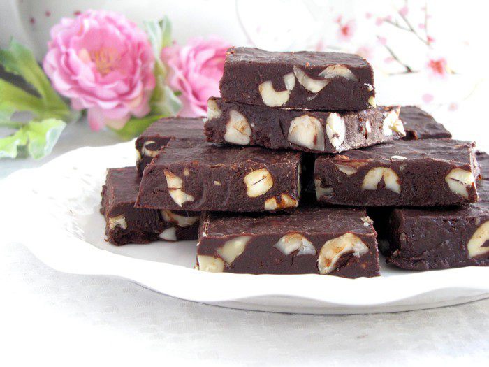 Шоколадная помадка с орехами