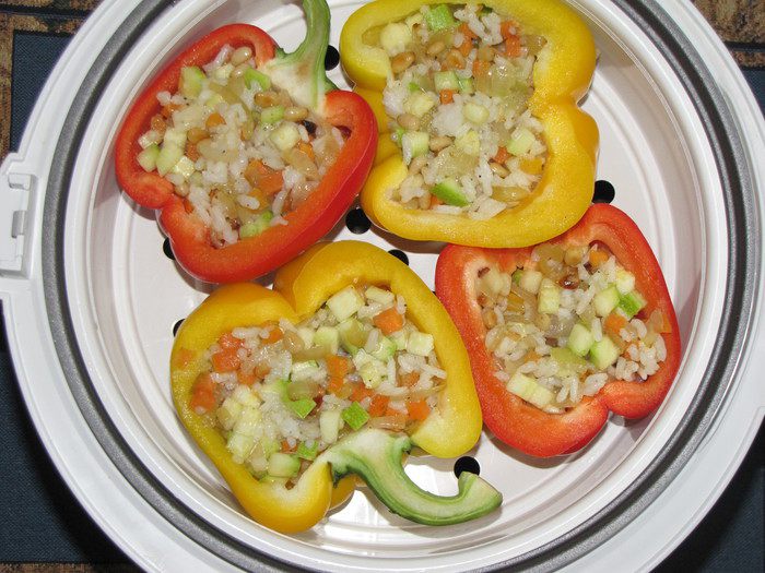 Фаршированный перец с кедровыми орешками в сливочно-сметанном соусе