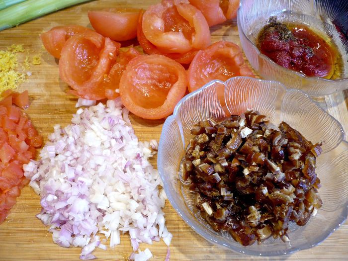 Финиковые куриные грудки с томатами и сельдереем