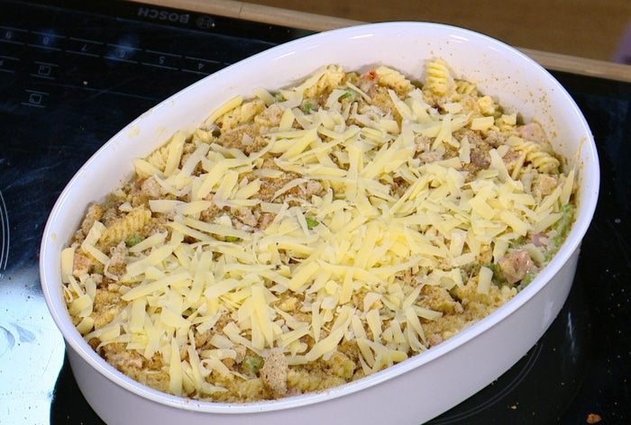 Запеканка из макарон с ветчиной, зеленым горошком и горчицей 