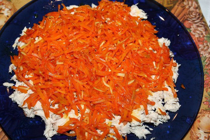 Слоеный салат под сырной шубой