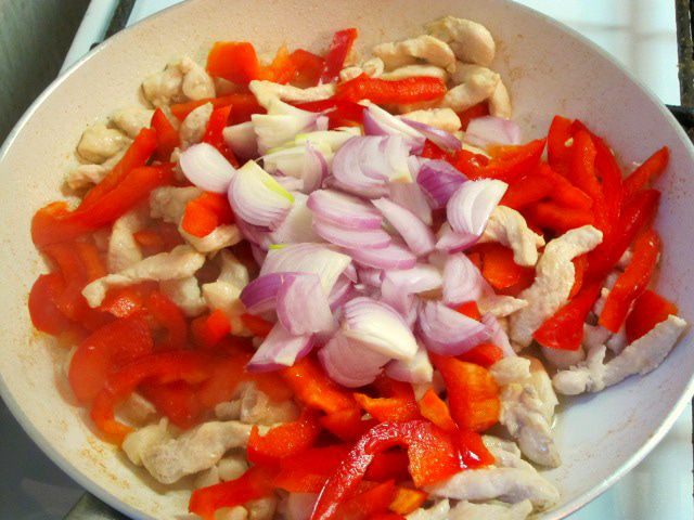 Соба с курицей и цуккини