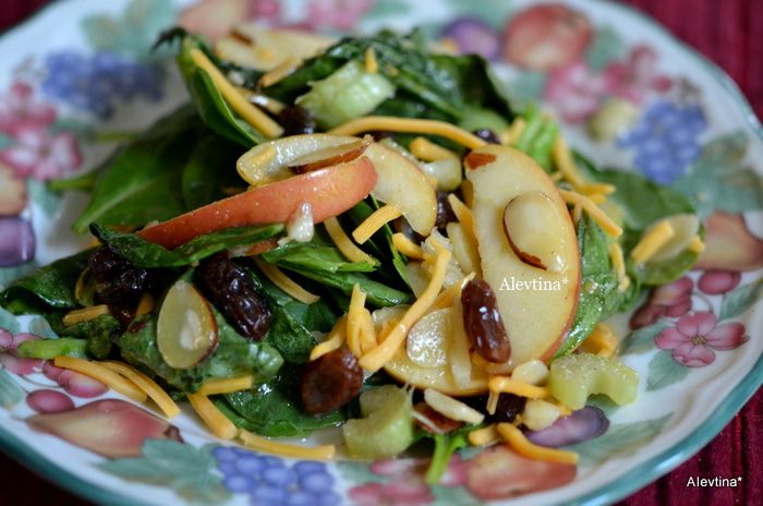 Салат со шпинатом и яблоками