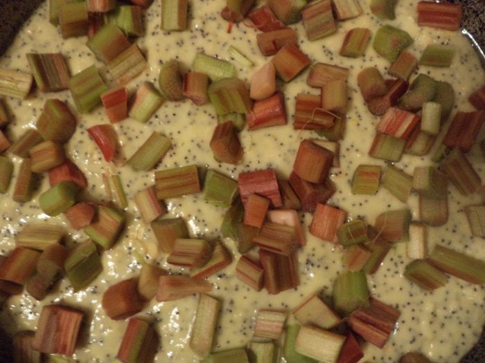 Ревеневый пирог с ванильной крошкой и маком