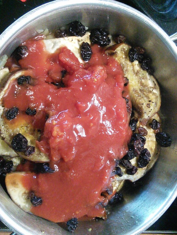 Баклажаны в томатном соусе с изюмом