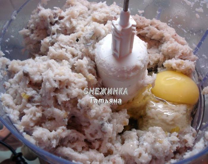 Рыбная колбаса с лисичками и картофелем «по-дачному»