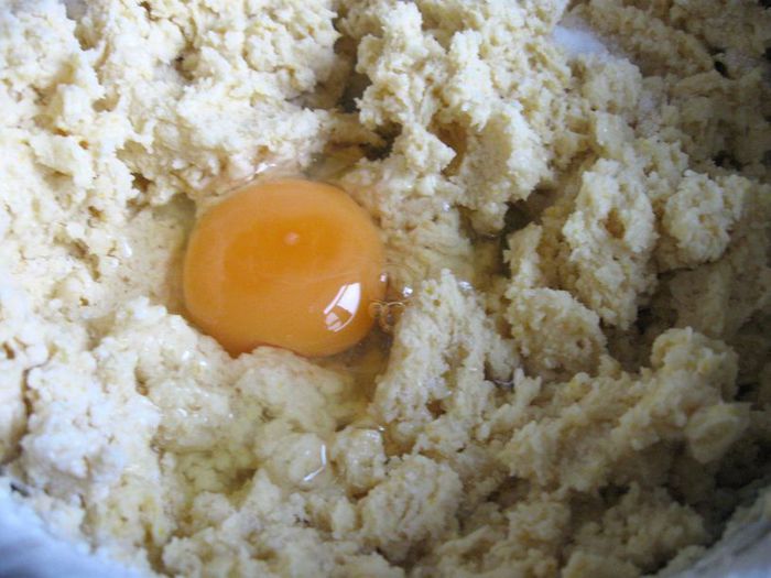 Цитрусовый кекс в шапочке из персиков и фундука