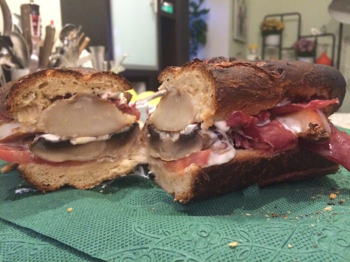 Хрустящий сэндвич с грушами-гриль и запеченными грибами