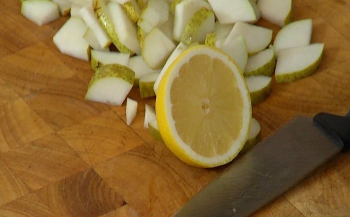 Хитрая грушевая шарлотка с ежевикой