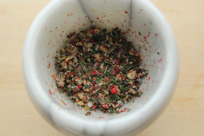 Чипсы из поленты с розмарином и пряной солью (для МариныL)