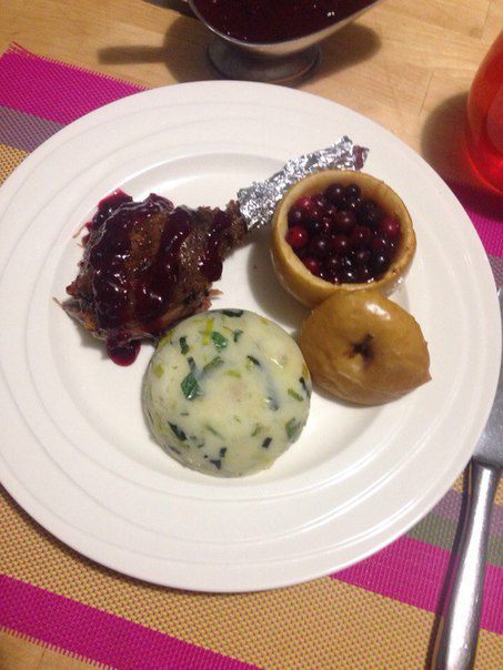 Фаршированный гусь, запеченный в духовке с яблоками