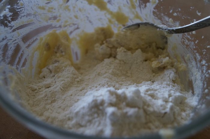 Мягкое печенье с сыром и кедровыми орешками
