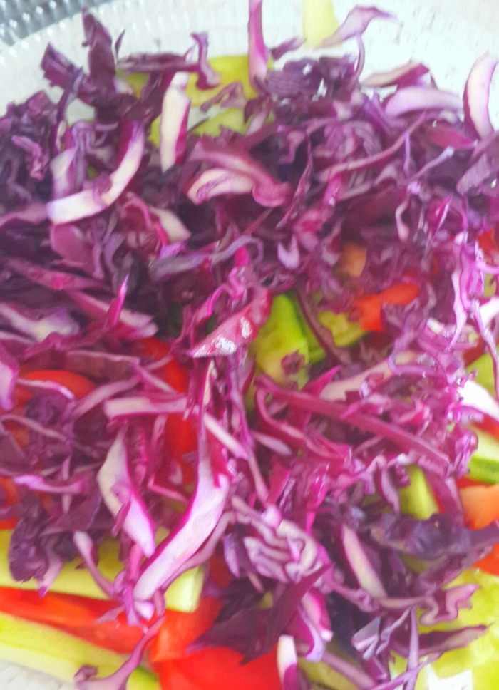 Салат с сыром и зеленым соусом