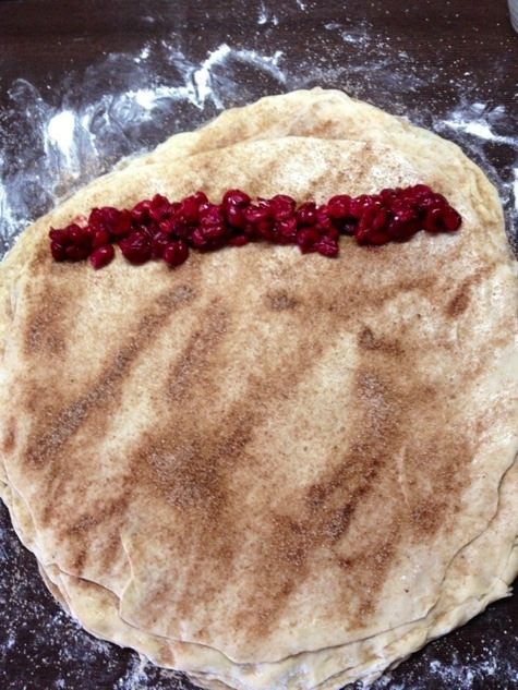 Слоеный пирог-рулет с вишней и корицей на сковороде