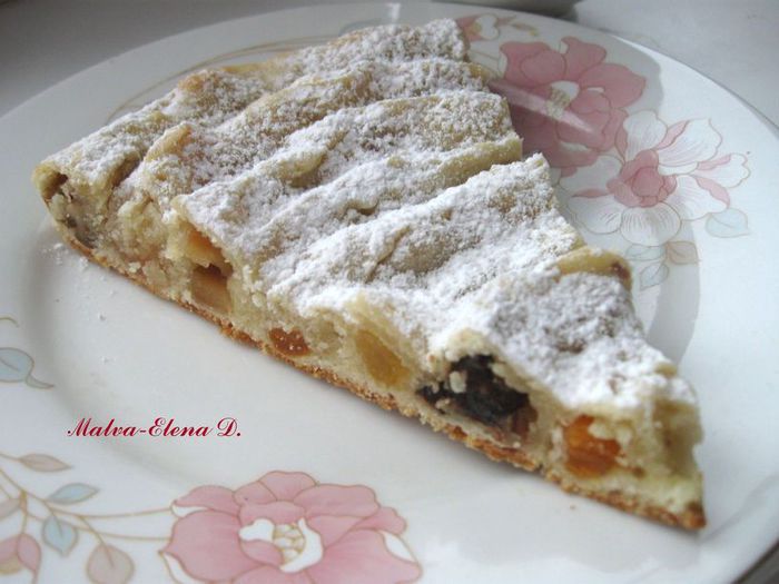 Кольцевой пирог с айвой, сухофруктами и орехами