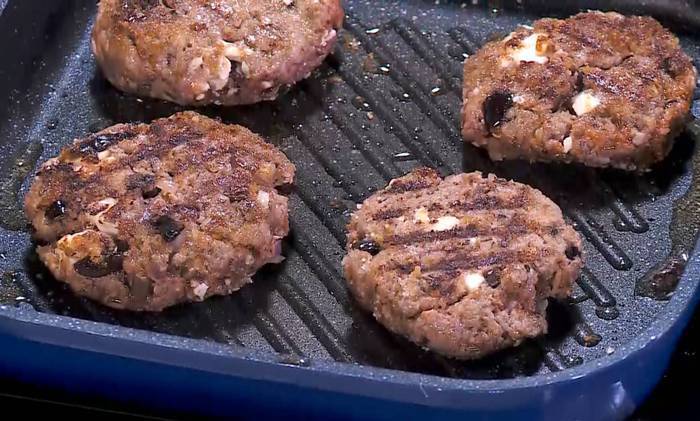 Бургеры с ягнятиной, фетой и оливками 