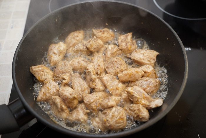 Куриное филе с сухофруктами и розмарином