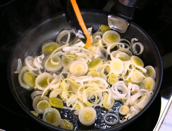 Гратен из лука-порея с помидорами и горчицей 