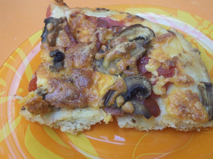 Пицца с ветчиной, шампиньонами и сыром