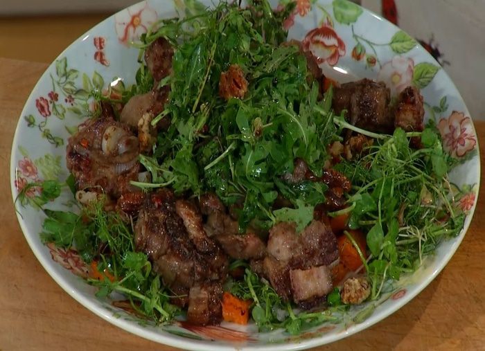 Теплый салат с куриной печенью, тыквой и копченой грудинкой 