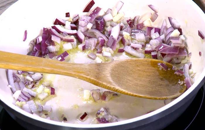 Пряное мясо на листьях цикория 