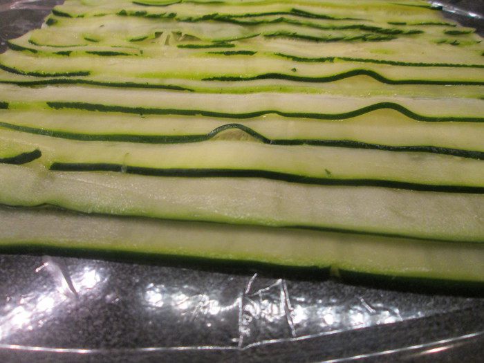 Рулет из курицы в цукини