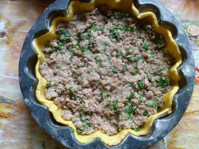 Мясной пирог со шпинатом