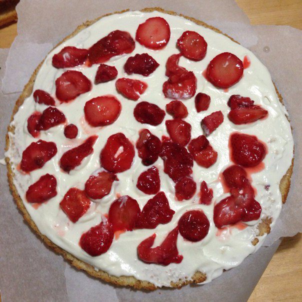 Торт из бисквита с клубничной пропиткой, клубникой и сливками