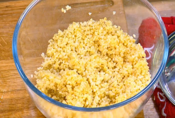 Салат из булгура с курицей, цукини и гранатом 