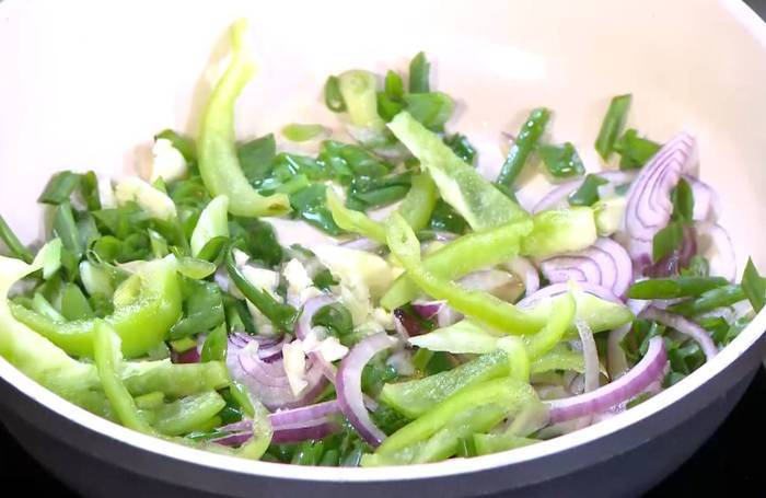 Фриттата со сладким перцем, зеленым горошком и фетой 